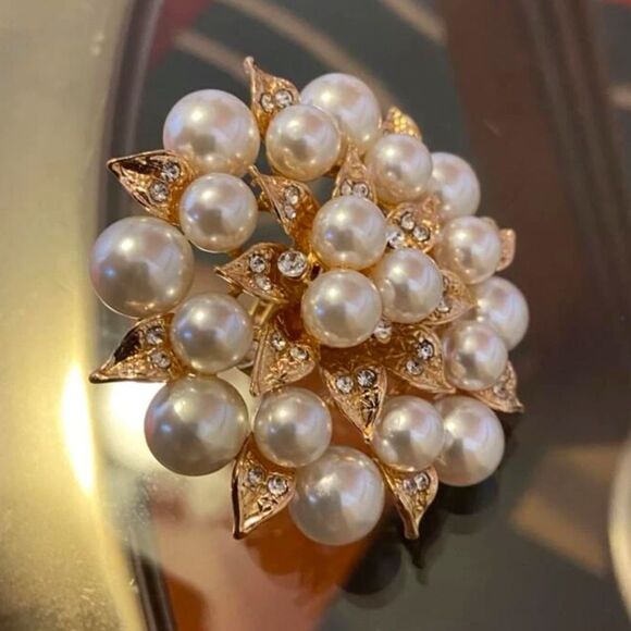 Glamorous Luke Faux Pearl & Diamond Flower Gold Cluster Cocktail Ring - Picture 8 of 10